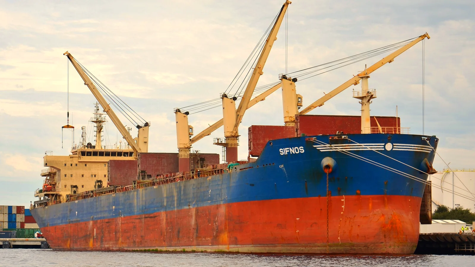 Bulk carrier Sifnos moored at a quay in Fremantle