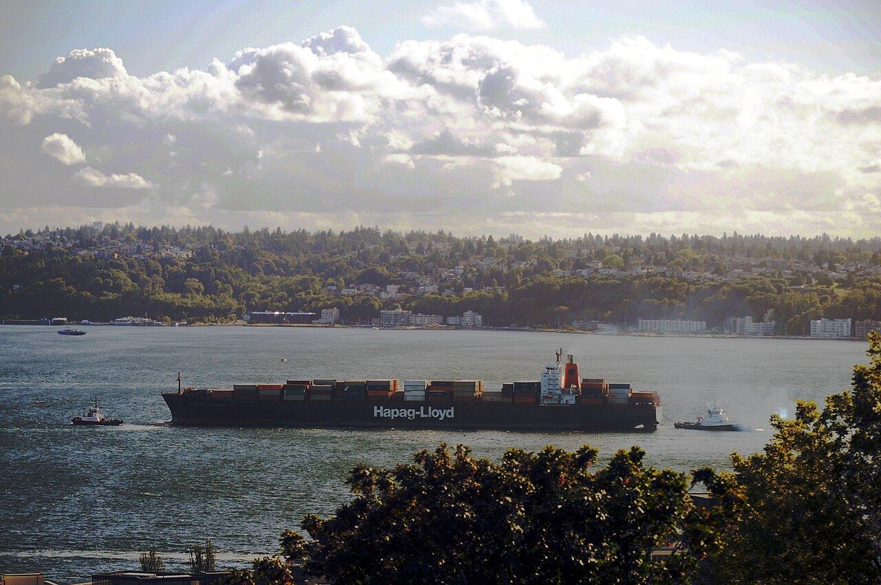 Hapag-Lloyd container ship & tugs in Elliott Bay 01A